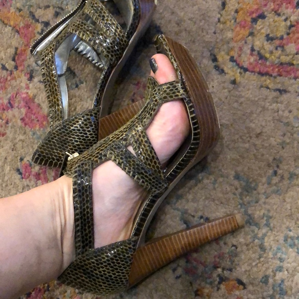 Snakeskin print zipper heel.